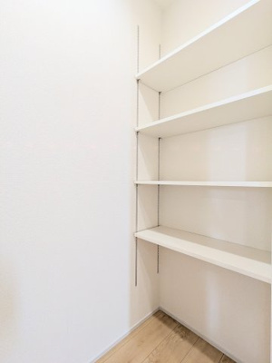 【収納】 | 葛飾区西水元４丁目の新築戸建 | ～キッチン横のパントリー写真～