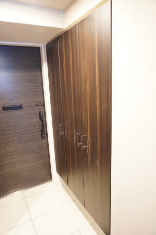ザ・レジデンス大阪住道　6階の玄関|うれしい大容量玄関収納♪