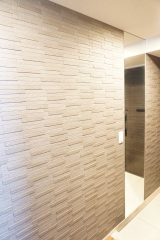 ザ・レジデンス大阪住道の玄関|空間を美しくこだわりの照明と外出前の身だしなみチェックに便利な姿見ミラー♪