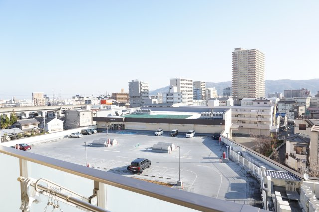 ザ・レジデンス大阪住道　6階の展望|前面駐車場のため遮りなし☆陽当り・眺望良好、山も見えます♪