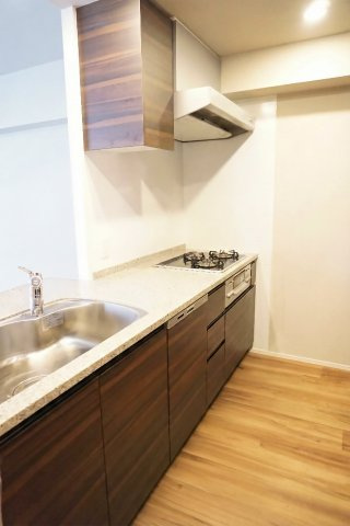 ザ・レジデンス大阪住道　6階のキッチン|高級感ある大理石天板のシステムキッチンに3コンロ♪