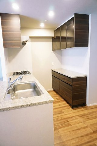 ザ・レジデンス大阪住道　6階のキッチン|キッチンと一体感ある使い勝手抜群の収納たっぷりのカップボード付き♪