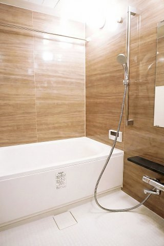 ザ・レジデンス大阪住道　6階の浴室|天気や気温に左右されずいつでも洗濯物を乾かせる便利な浴室乾燥機♪