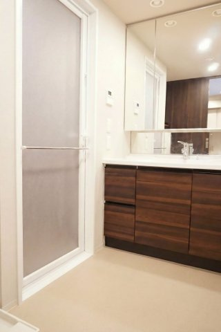 ザ・レジデンス大阪住道　6階の独立洗面台|収納豊富☆身支度の際に重宝する三面鏡型洗面台♪