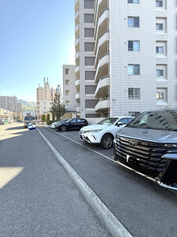 クレアホームズ旭ヶ丘ハイライズの駐車場