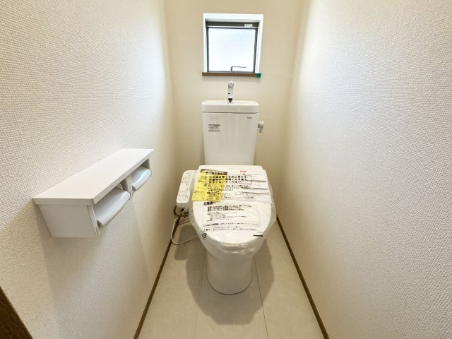 【トイレ】 | 富士見市関沢2丁目　新築一戸建住宅　全2棟　(ふじみ野店) | 白でまとめた清潔感のあるトイレ。