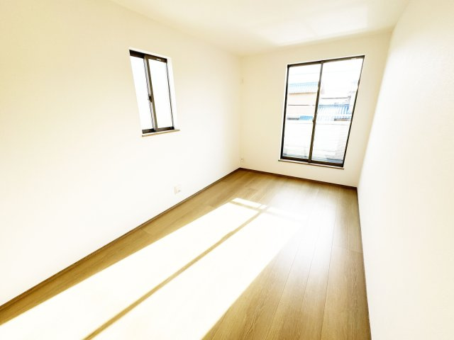 【洋室】 | 富士見市関沢2丁目　新築一戸建住宅　全2棟　(ふじみ野店) | 主寝室には収納力のあるクローゼット付