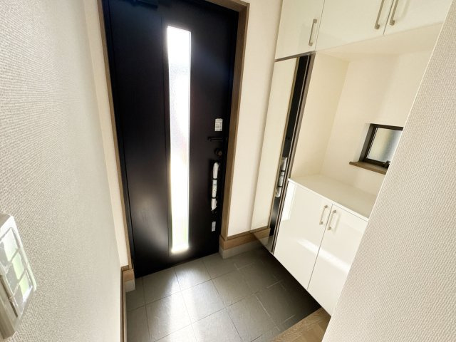 【玄関】 | 富士見市関沢2丁目　新築一戸建住宅　全2棟　(ふじみ野店) | 収納力のあるシューズボックスつきの玄関！