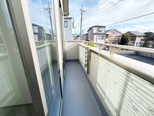 【バルコニー】 | 富士見市関沢2丁目　新築一戸建住宅　全2棟　(ふじみ野店) | 2部屋から出入りできる便利なワイドバルコニー！