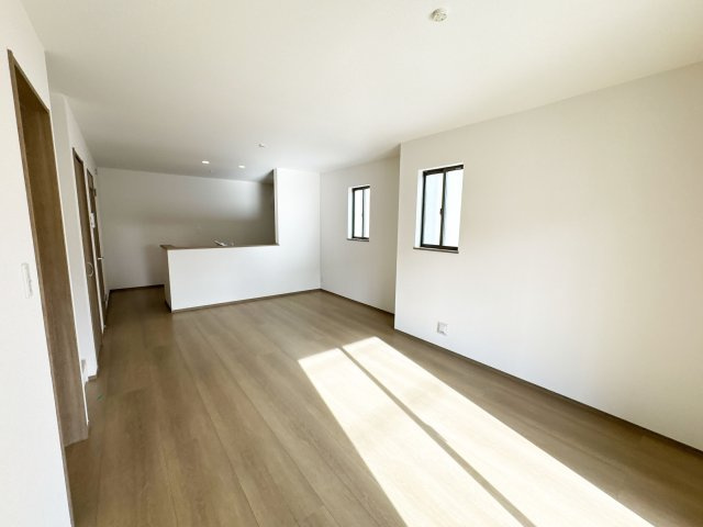 【居間・リビング】 | 富士見市関沢2丁目　新築一戸建住宅　全2棟　(ふじみ野店) | ゆったりとしたリビングは家族の憩いの場にぴったりです