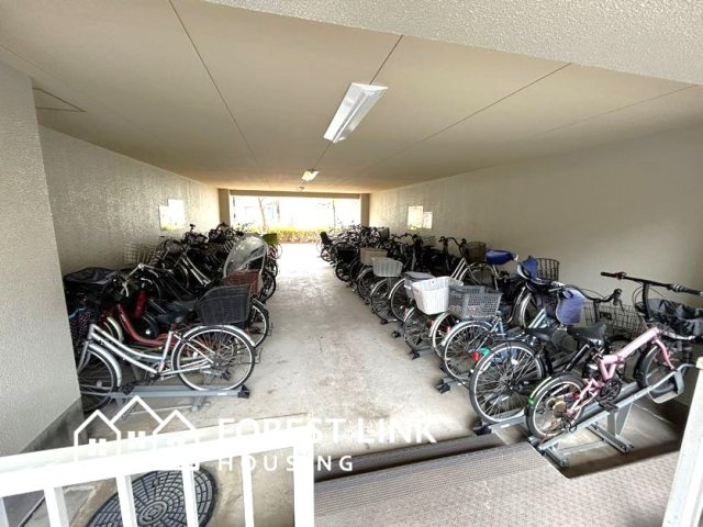 ユニハイム平野北の駐輪場|屋根付きなので、雨ざらし日さらしの心配がありません。