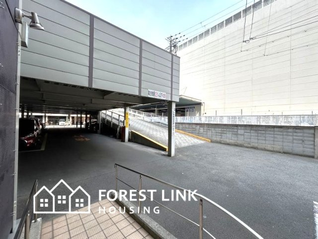 ユニハイム平野北の駐車場|敷地内立体駐車場になっています。