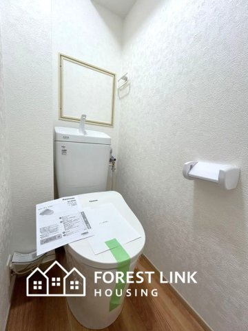 ユニハイム平野北のトイレ|白を基調とした清潔感のあるトイレ空間。ウォシュレット・手洗い付きで機能性も高いです。