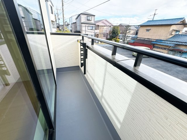 【バルコニー】 | 富士見市関沢2丁目　新築一戸建住宅　全2棟　(ふじみ野店) | 2部屋から出入りできる便利なワイドバルコニー！