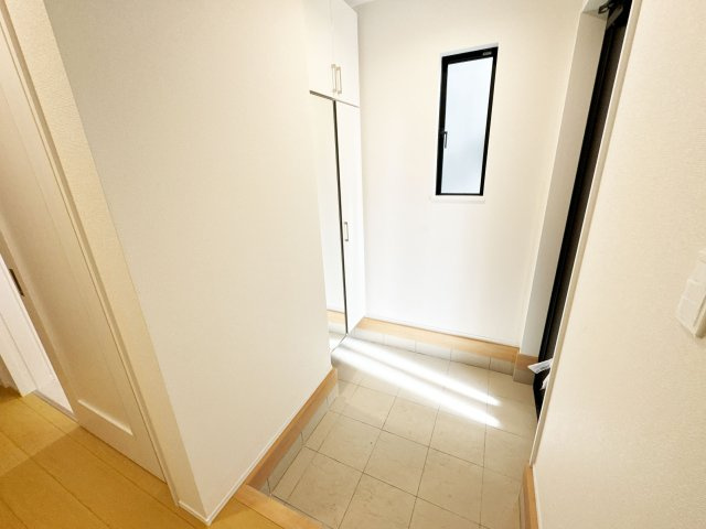 【玄関】 | 富士見市関沢2丁目　新築一戸建住宅　全2棟　(ふじみ野店) | 収納力のあるシューズボックスつきの玄関！