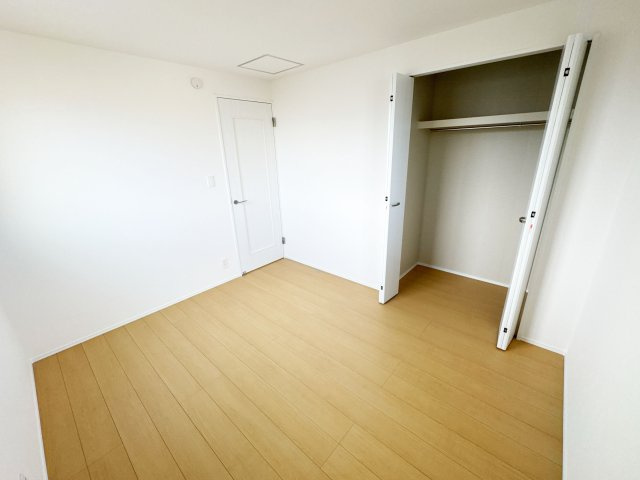 【洋室】 | 富士見市関沢2丁目　新築一戸建住宅　全2棟　(ふじみ野店) | 主寝室にも収納力のあるクローゼット付