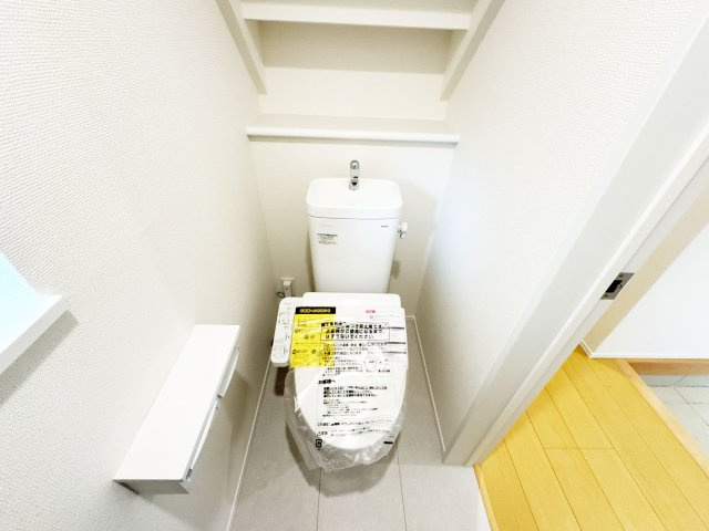 【トイレ】 | 富士見市関沢2丁目　新築一戸建住宅　全2棟　(ふじみ野店) | 白でまとめた清潔感のあるトイレ。