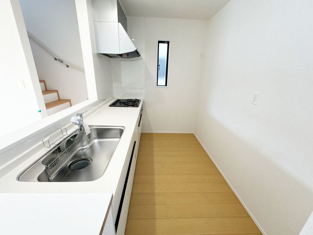 【キッチン】 | 富士見市関沢2丁目　新築一戸建住宅　全2棟　(ふじみ野店) | キッチンからリビングまで見渡せる間取りなので小さなお子様がいても安心です。