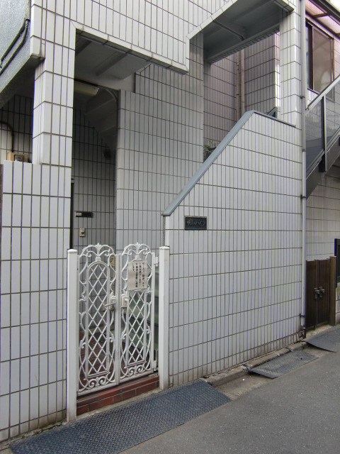 明和ハイツのエントランス