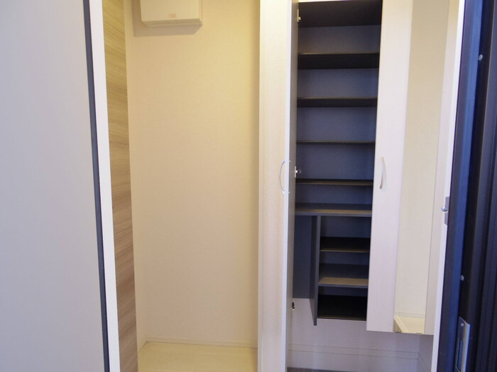 メテオール・スクエアの玄関|物入れ・トールタイプシューズBOX(姿見鏡付)