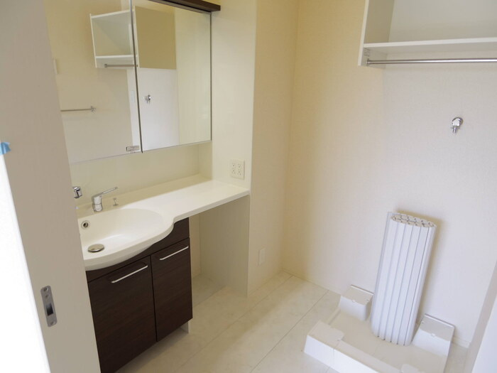 メテオール・スクエアの独立洗面台|大型洗髪洗面化粧台(三面鏡）・洗濯機置き場