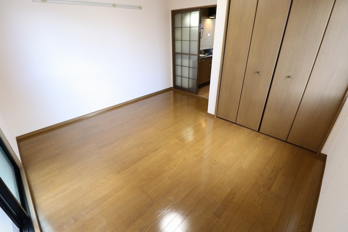 フローラ春日の寝室|洋室