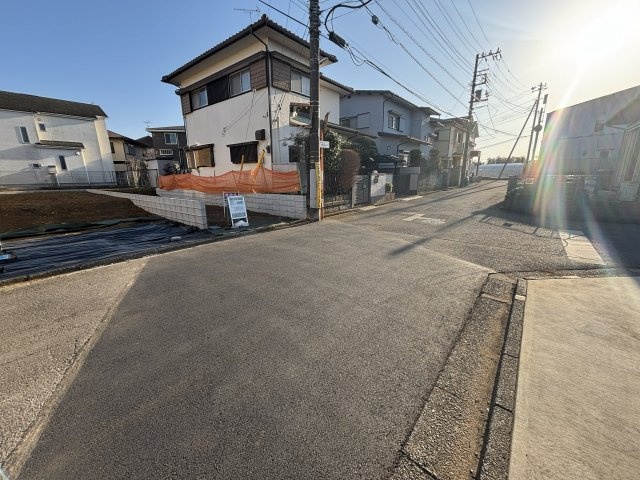 所沢市上安松の前面道路含む現地写真|閑静な住宅街です。