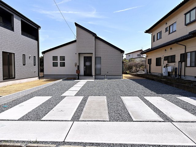 新築戸建・新築建売　郡山市田村町金屋字宝蔵　高瀬小・高瀬中の駐車場|駐車スペースは2台以上可能です！（車種による）空間が広く開放的です！