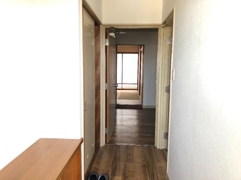 グランドハイツ田辺の玄関