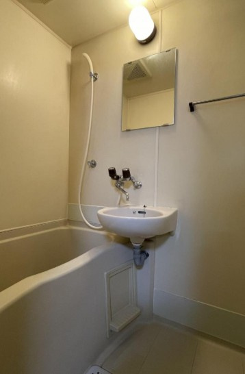 ファミール若月の浴室|ゆったり過ごせるお風呂です