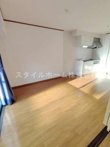 パーチェ Aの居間・リビング|同建物内別部屋の写真です。