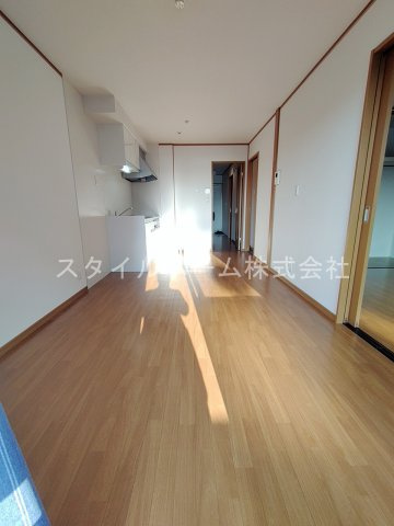 パーチェ Aの居間・リビング|同建物内別部屋の写真です。