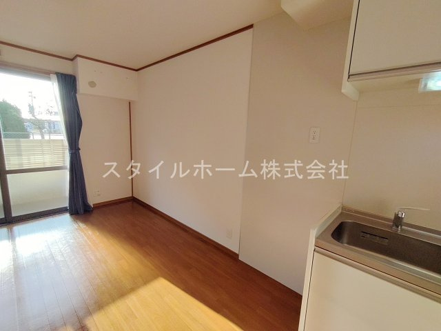 パーチェ Aの居間・リビング|同建物内別部屋の写真です。