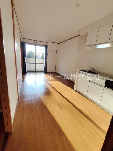 パーチェ Aの居間・リビング|同建物内別部屋の写真です。