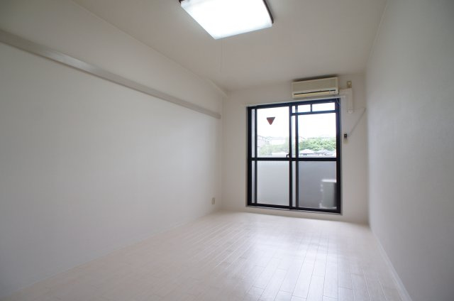 【洋室】 | クレセントヒル | 広々とした洋室です