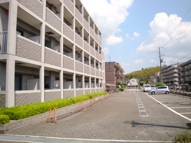 【駐車場】 | クレセントヒル | 車をお持ちの方に嬉しい駐車場付きの物件です