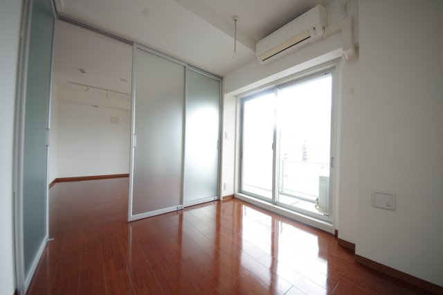 モニター越しに来訪者の確認が行えます