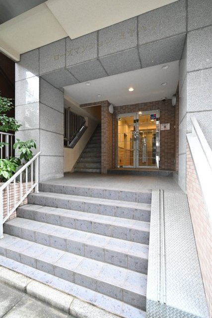 ローズマンションミヤハラのエントランス|ゆとりのあるエントランスです