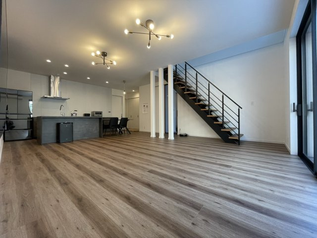 建築条件付き土地　大東町のその他|【施工例】家事動線や収納など、ママの「こうしたい」が形になりました。階段も照明も選び抜かれた一品です