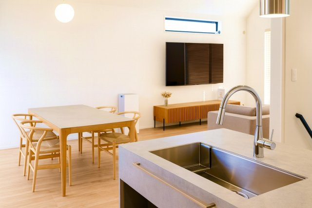 建築条件付き土地　大東町のその他|【施工例】キッチンからTVが見えるこだわりの間取り☆写真はオプション工事を含む施工例です。