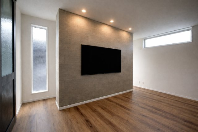 建築条件付き土地　大東町のその他|【施工例】子供たちの目線に優しいTV位置。壁裏はレコーダーやWi-Fi、掃除機を収納。こだわりました
