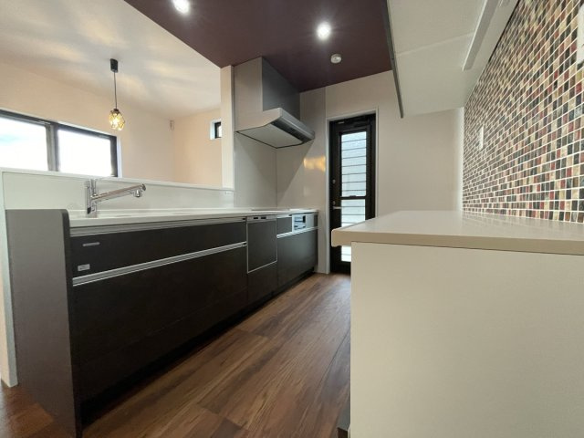 建築条件付き土地　大東町のその他|【施工例キッチン】カップボード背面にはタイルを採用。上品な色味のタイルで統一感と洗練をプラスしました