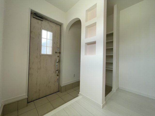 建築条件付き土地　大東町のその他|【施工例SCL】かわいい玄関！アーチの開口部にピンクのニッチで可愛さ3倍☆☆☆