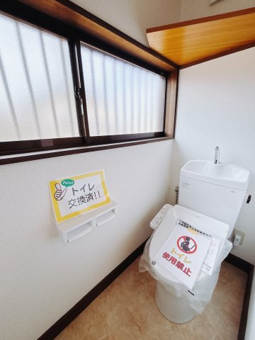 【中古戸建】足利市堀込町のトイレ|■トイレ｜窓から日差しが差し込み落ち着いた空間になります。

