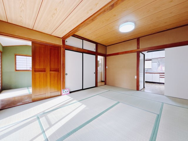 【中古戸建】足利市堀込町の和室|■1階和室10帖｜冬にはコタツを敷いて家族みんなで年越しをするのもいいですね。家族の憩いの場になります♪