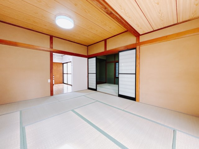 【中古戸建】足利市堀込町の和室|■1階和室10帖｜「続き間の和室」は子育て世代にこそ適しています。お子様のお昼寝スペースや、洗濯物をたたむのに便利です。客間やリビングの延長としても使えます。