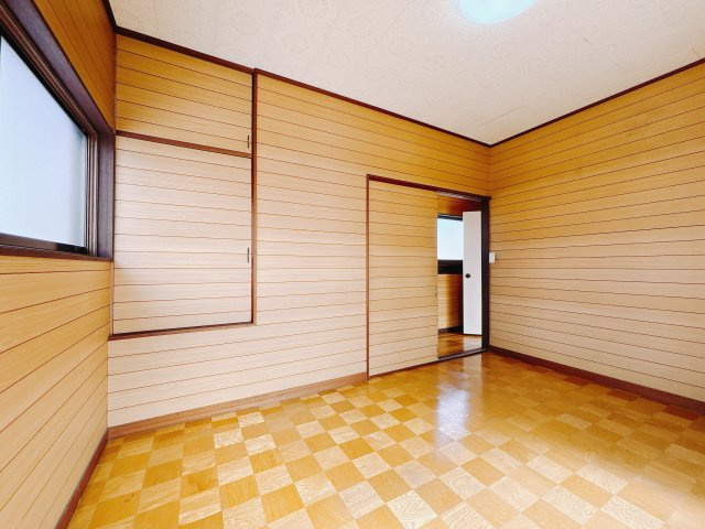 【中古戸建】足利市堀込町の洋室|■洋室｜窓からは光が差し込むので日中でも明るいお部屋です。