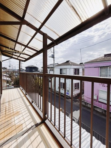 【中古戸建】足利市堀込町のバルコニー|■バルコニー｜お布団がたくさん干せますね♪バルコニーから入る日差しは暖かく、爽快な朝の目覚めを促してくれます♪洗濯物やお布団を干して太陽の香りを吸い込んだお布団で夜はおやすみください。
