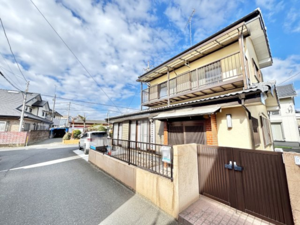 【中古戸建】足利市堀込町の外観|■外観｜シンプルでいつまでも飽きのこないデザイン。住んでから何十年経っても時代の流行に流されず安心して住み続けられるおうちです。