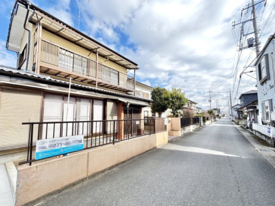 【中古戸建】足利市堀込町の外観|■外観｜前面道路が広く見渡しが良いので、車の安全確認もばっちり！